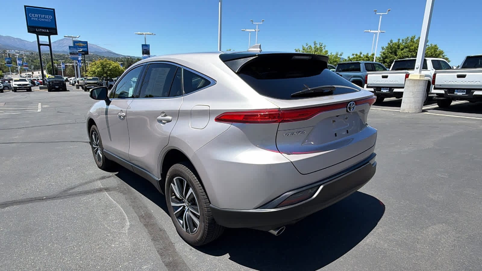 2024 Toyota Venza LE - Photo 7