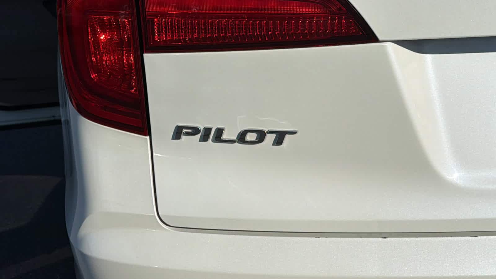 Thumbnail: 2017 Honda Pilot - 28
