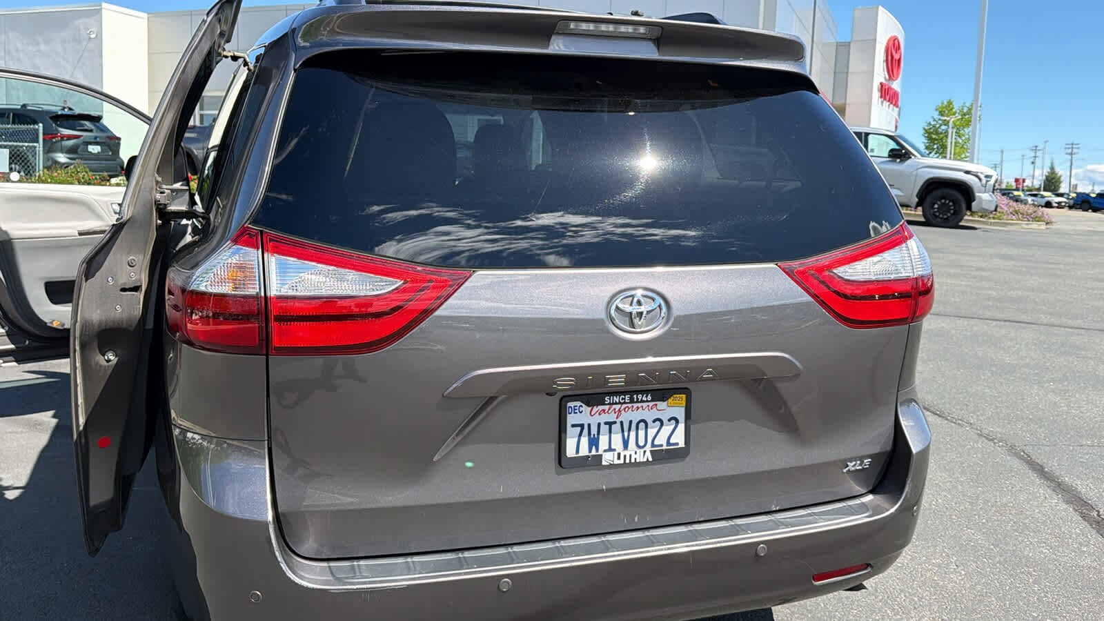 Thumbnail: 2017 Toyota Sienna - 27