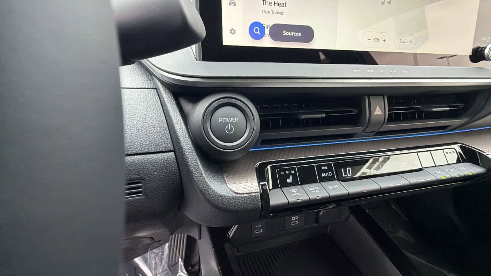 2026 Toyota Prius XLE - Photo 17