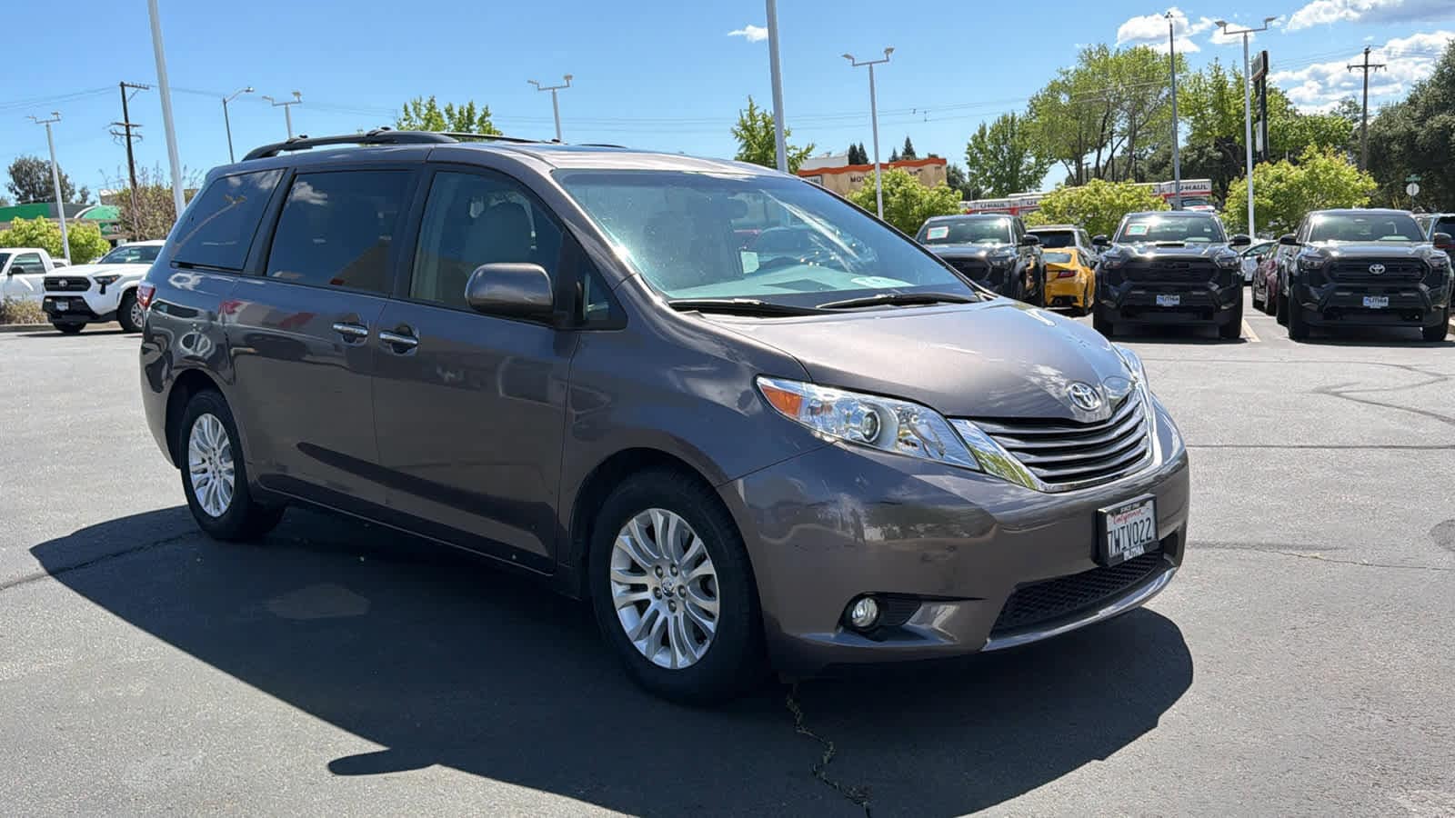 Thumbnail: 2017 Toyota Sienna - 3