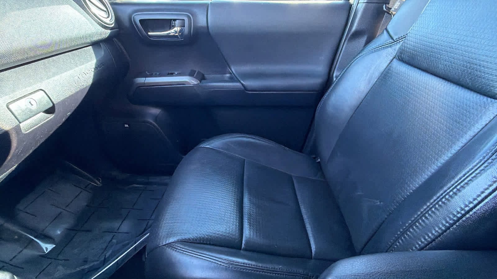 Thumbnail: 2018 Toyota Tacoma - 12