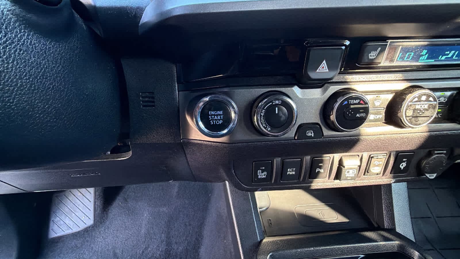 Thumbnail: 2018 Toyota Tacoma - 17