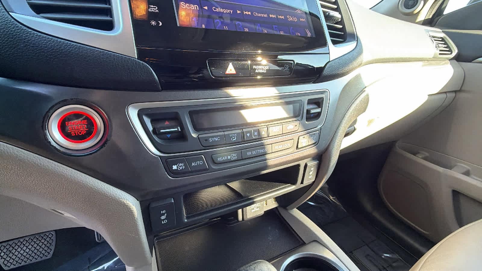 Thumbnail: 2017 Honda Pilot - 14