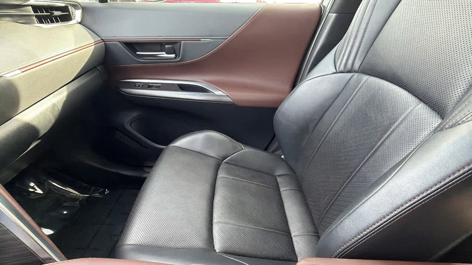 Thumbnail: 2021 Toyota Venza - 12