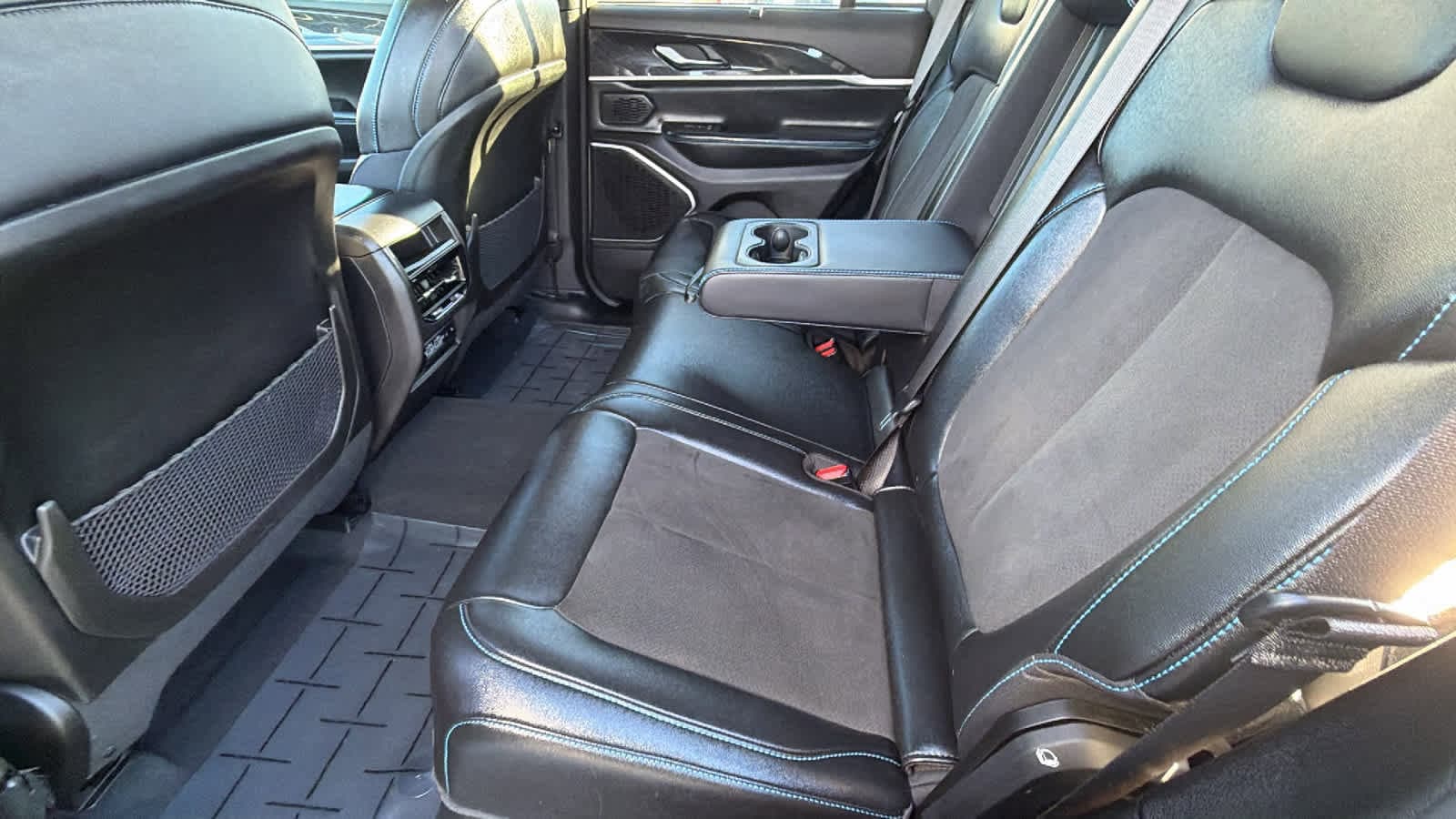 Thumbnail: 2022 Jeep Grand Cherokee - 24