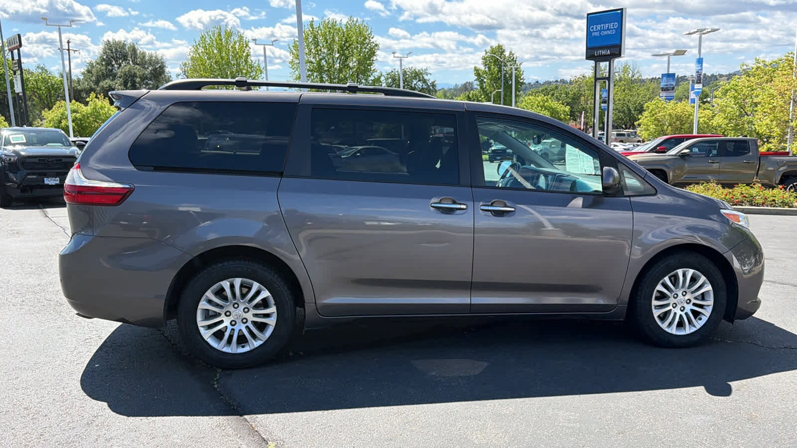 Thumbnail: 2017 Toyota Sienna - 4