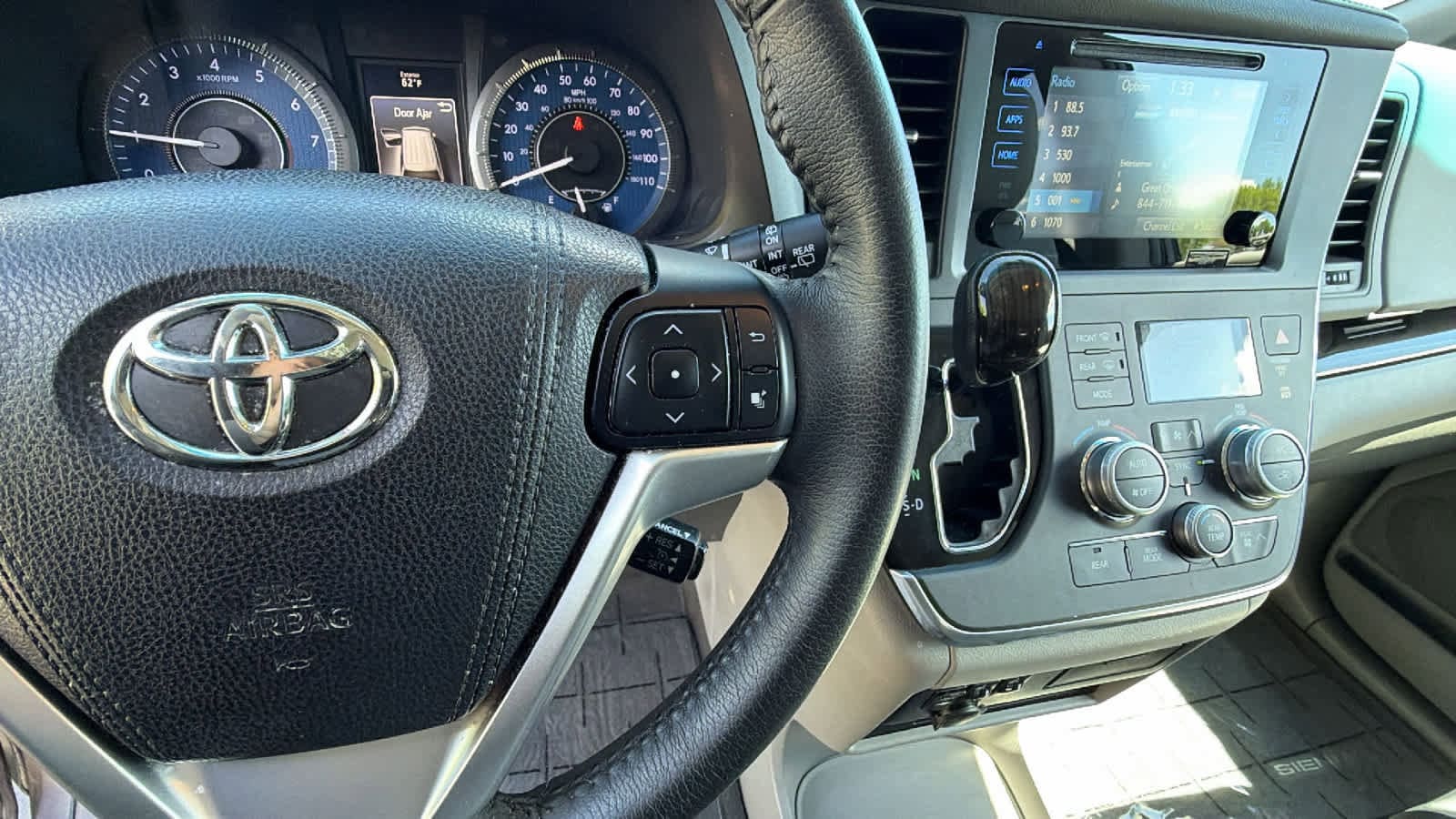 Thumbnail: 2017 Toyota Sienna - 20