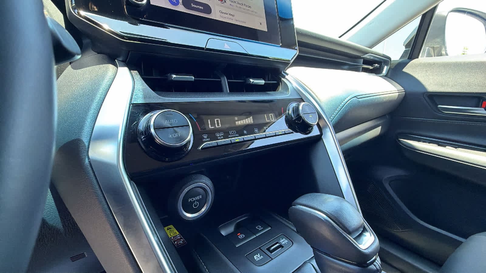 2024 Toyota Venza LE - Photo 14