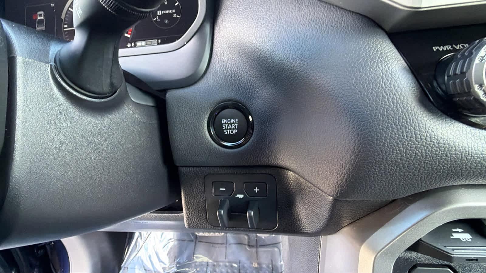 2025 Toyota Tundra Limited - Photo 17