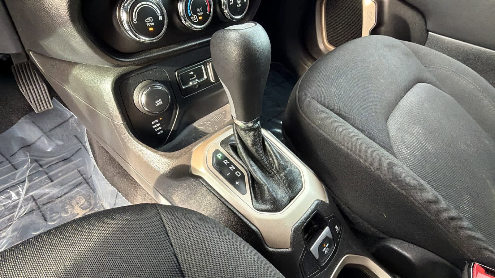 Thumbnail: 2017 Jeep Renegade - 13