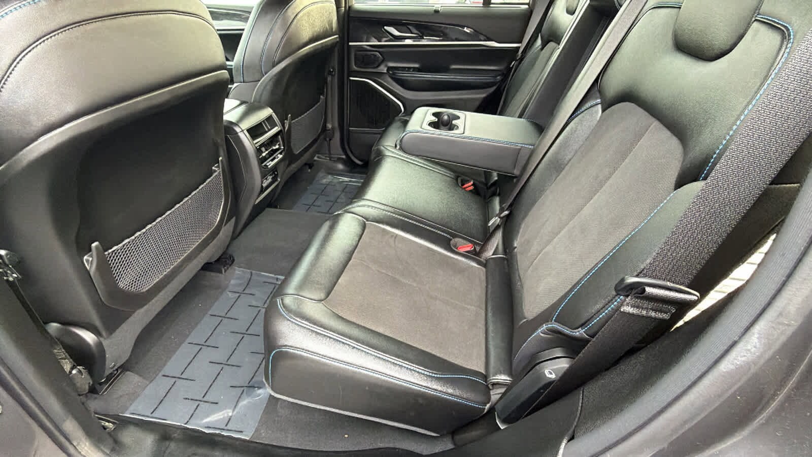 Thumbnail: 2022 Jeep Grand Cherokee - 24