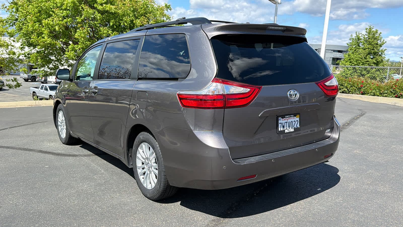 Thumbnail: 2017 Toyota Sienna - 7
