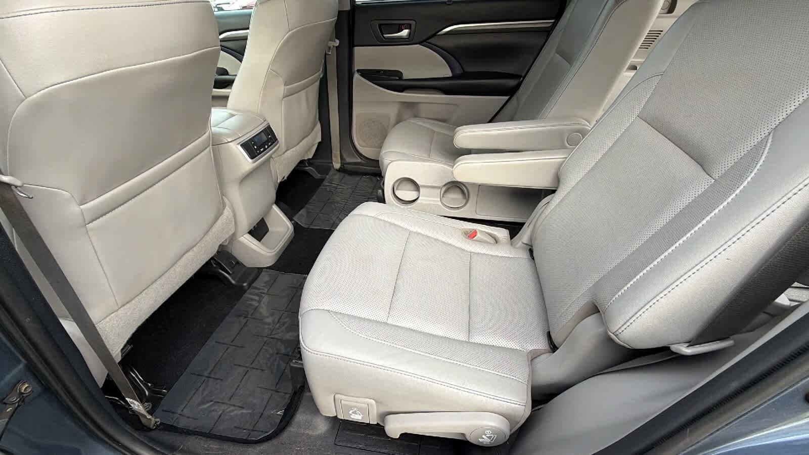 Thumbnail: 2019 Toyota Highlander - 24