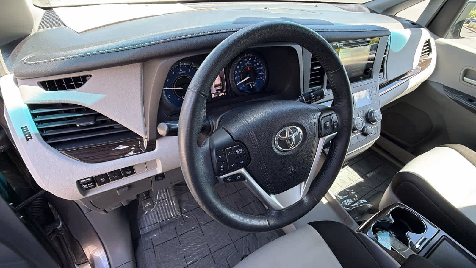 Thumbnail: 2017 Toyota Sienna - 10