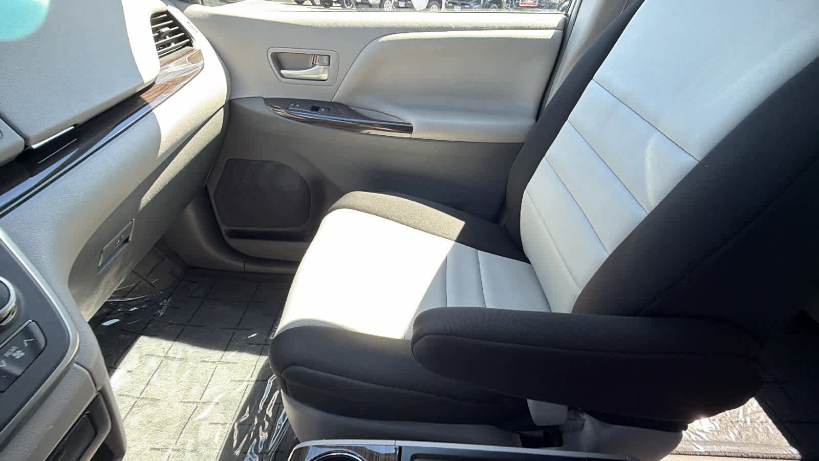 Thumbnail: 2017 Toyota Sienna - 12