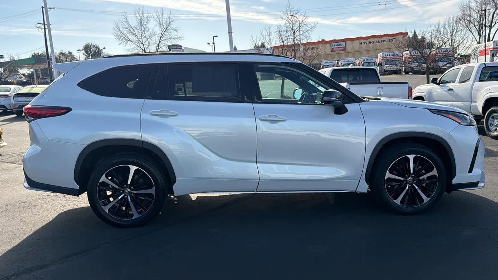 Thumbnail: 2022 Toyota Highlander - 4