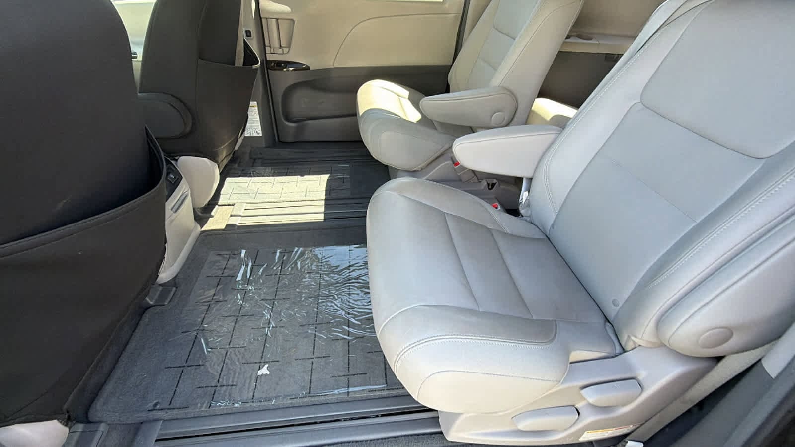 Thumbnail: 2017 Toyota Sienna - 24