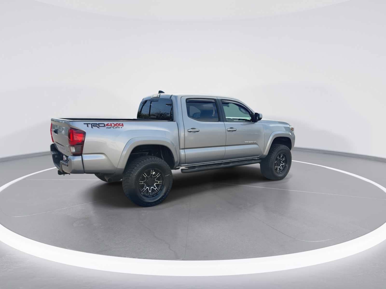 Thumbnail: 2018 Toyota Tacoma - 8