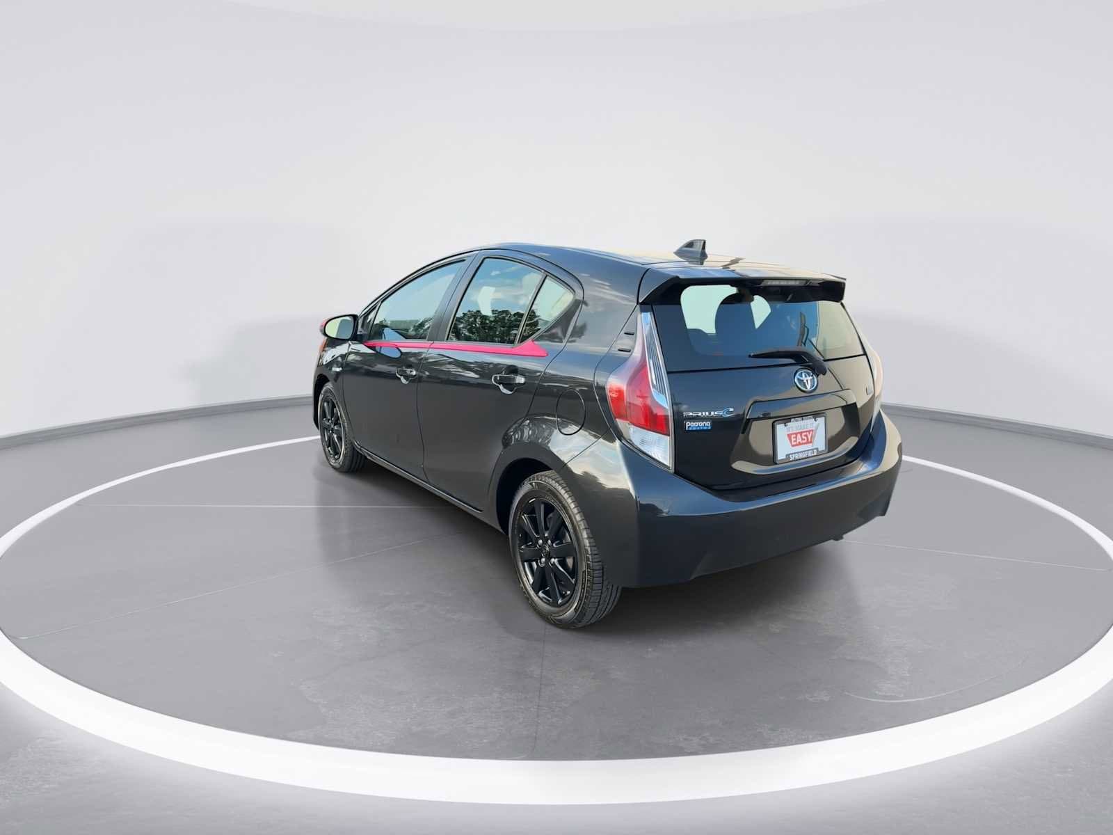 Thumbnail: 2016 Toyota Prius c - 6