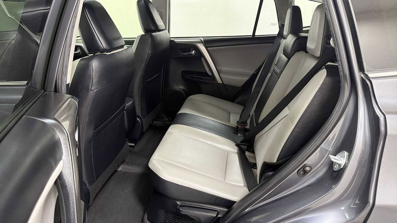 Thumbnail: 2016 Toyota RAV4 - 24