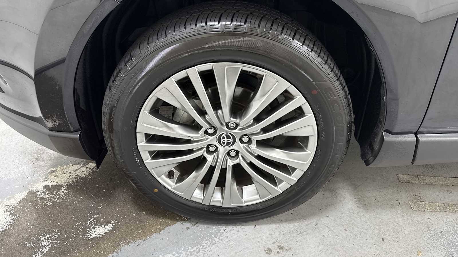 Thumbnail: 2022 Toyota Venza - 10