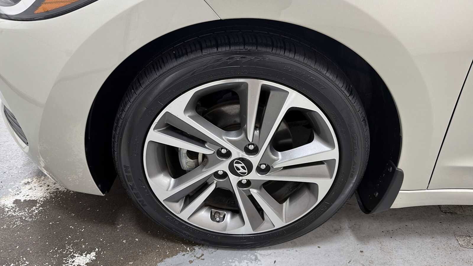 Thumbnail: 2018 Hyundai Elantra - 10