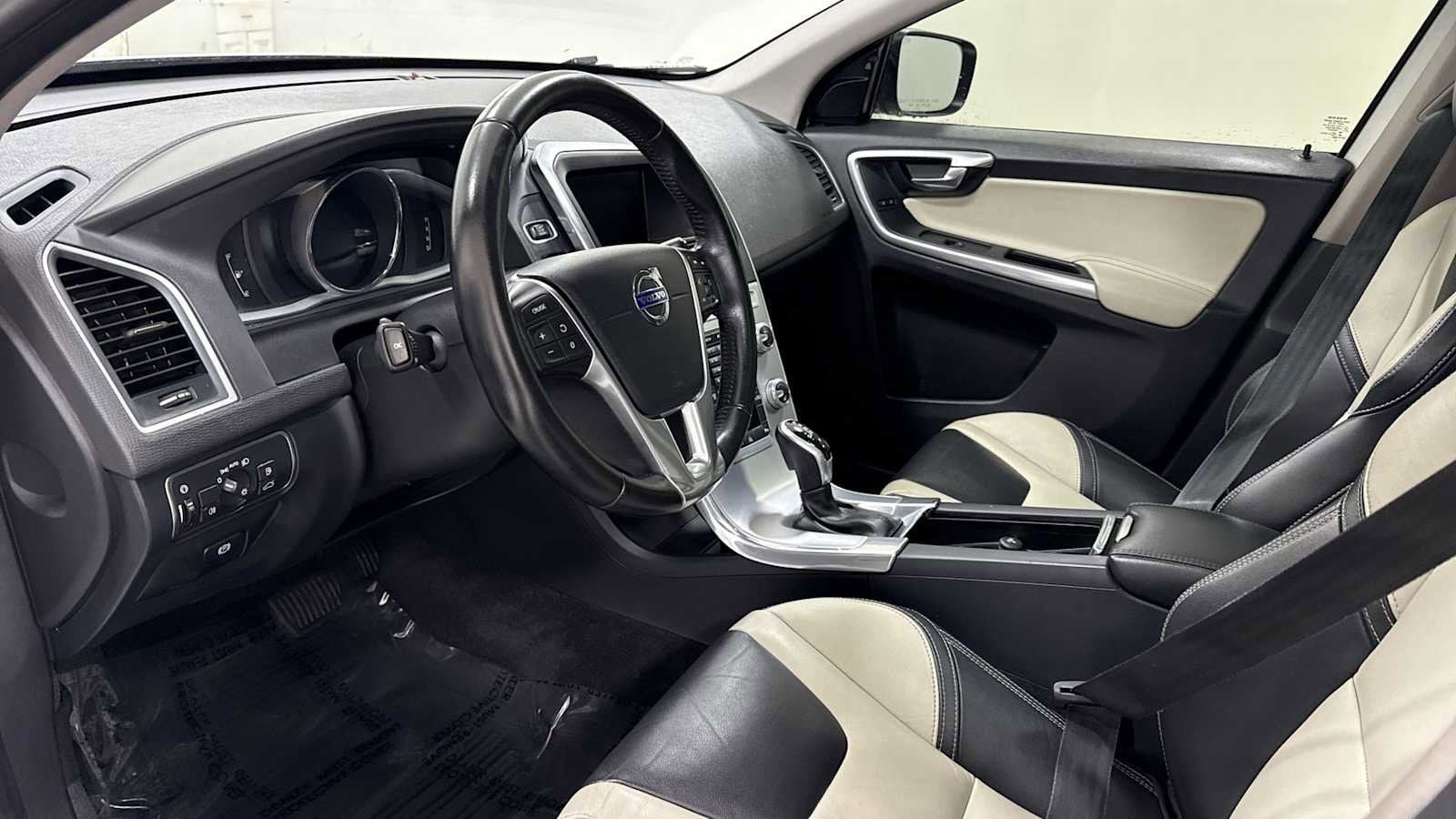 Thumbnail: 2017 Volvo XC60 - 12