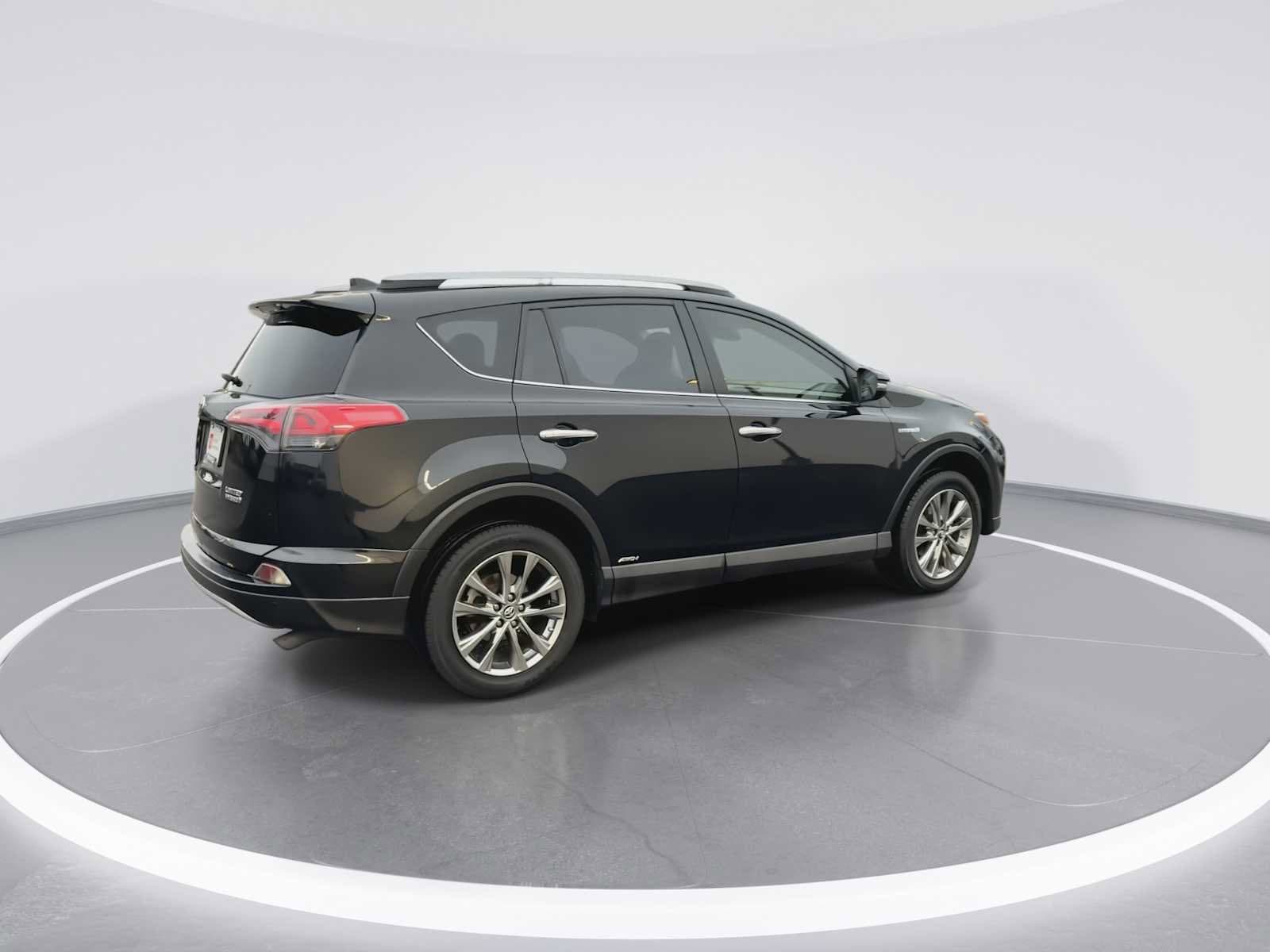Thumbnail: 2017 Toyota RAV4 - 8