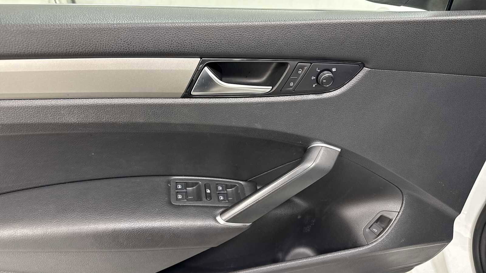 Thumbnail: 2021 Volkswagen Passat - 15