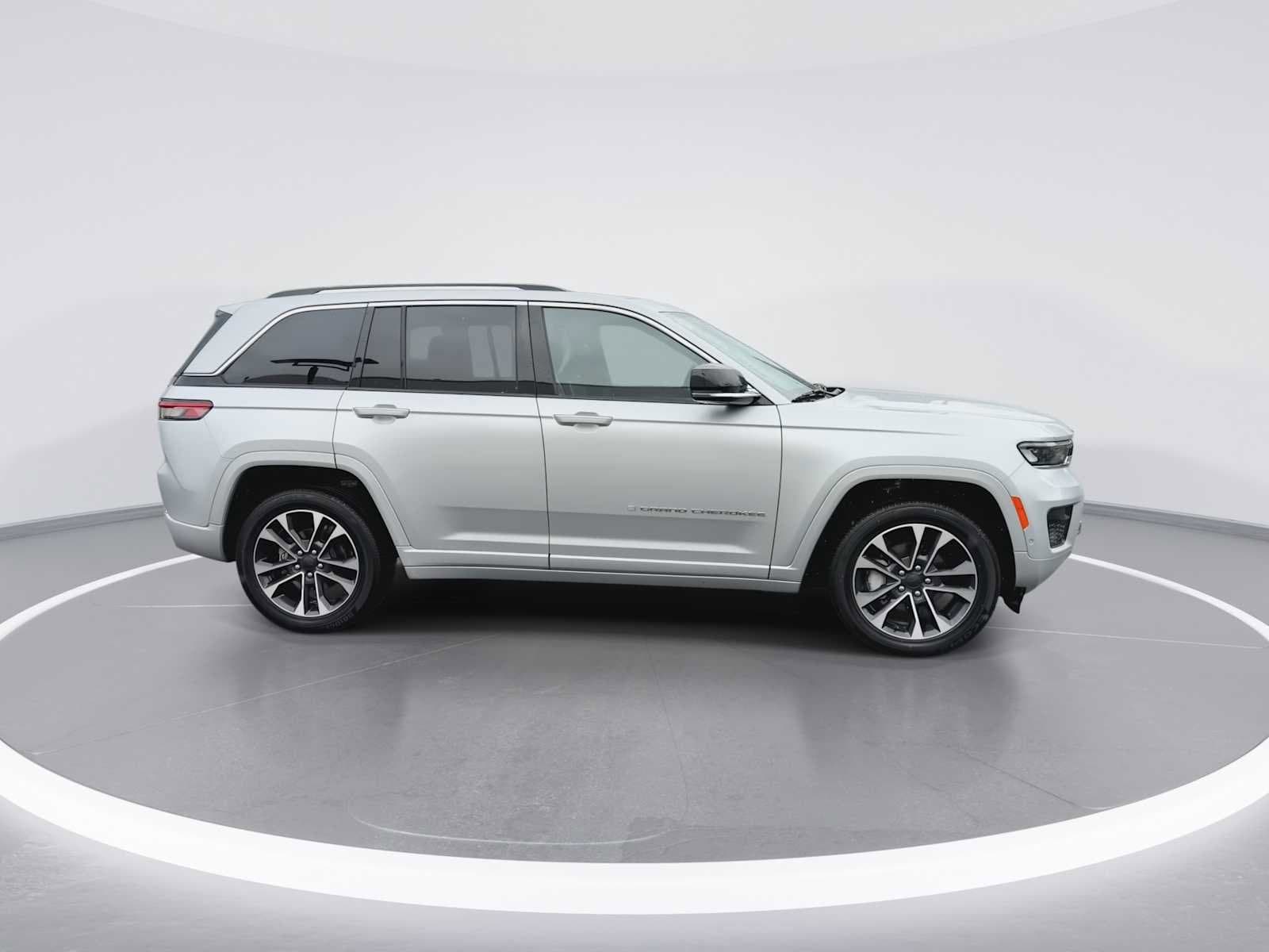Thumbnail: 2022 Jeep Grand Cherokee - 9