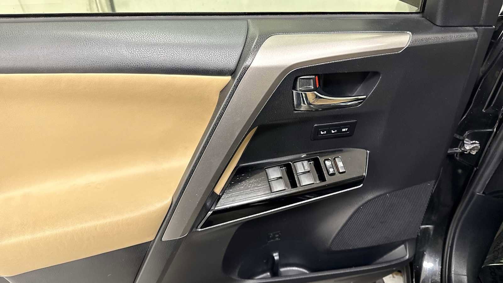 Thumbnail: 2017 Toyota RAV4 - 15