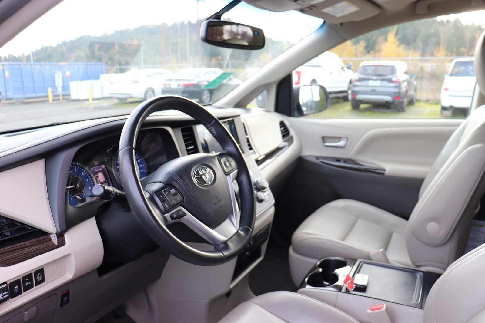 Thumbnail: 2016 Toyota Sienna - 10