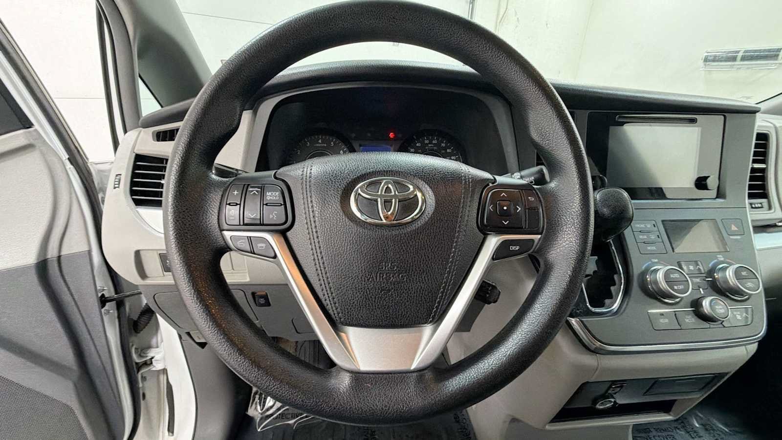 Thumbnail: 2015 Toyota Sienna - 15