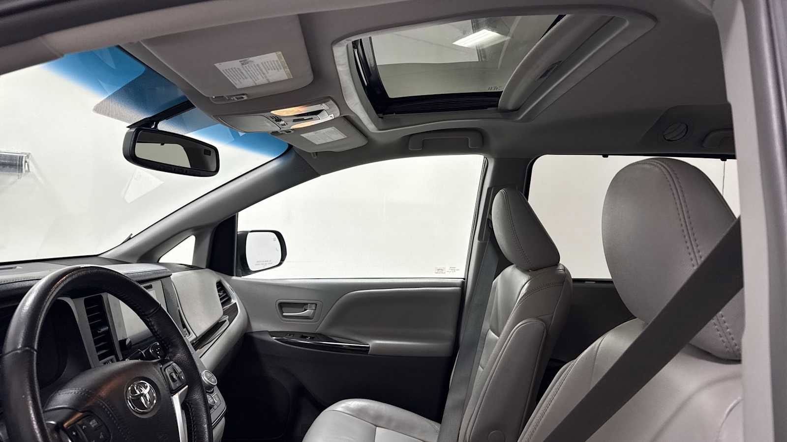 Thumbnail: 2017 Toyota Sienna - 24