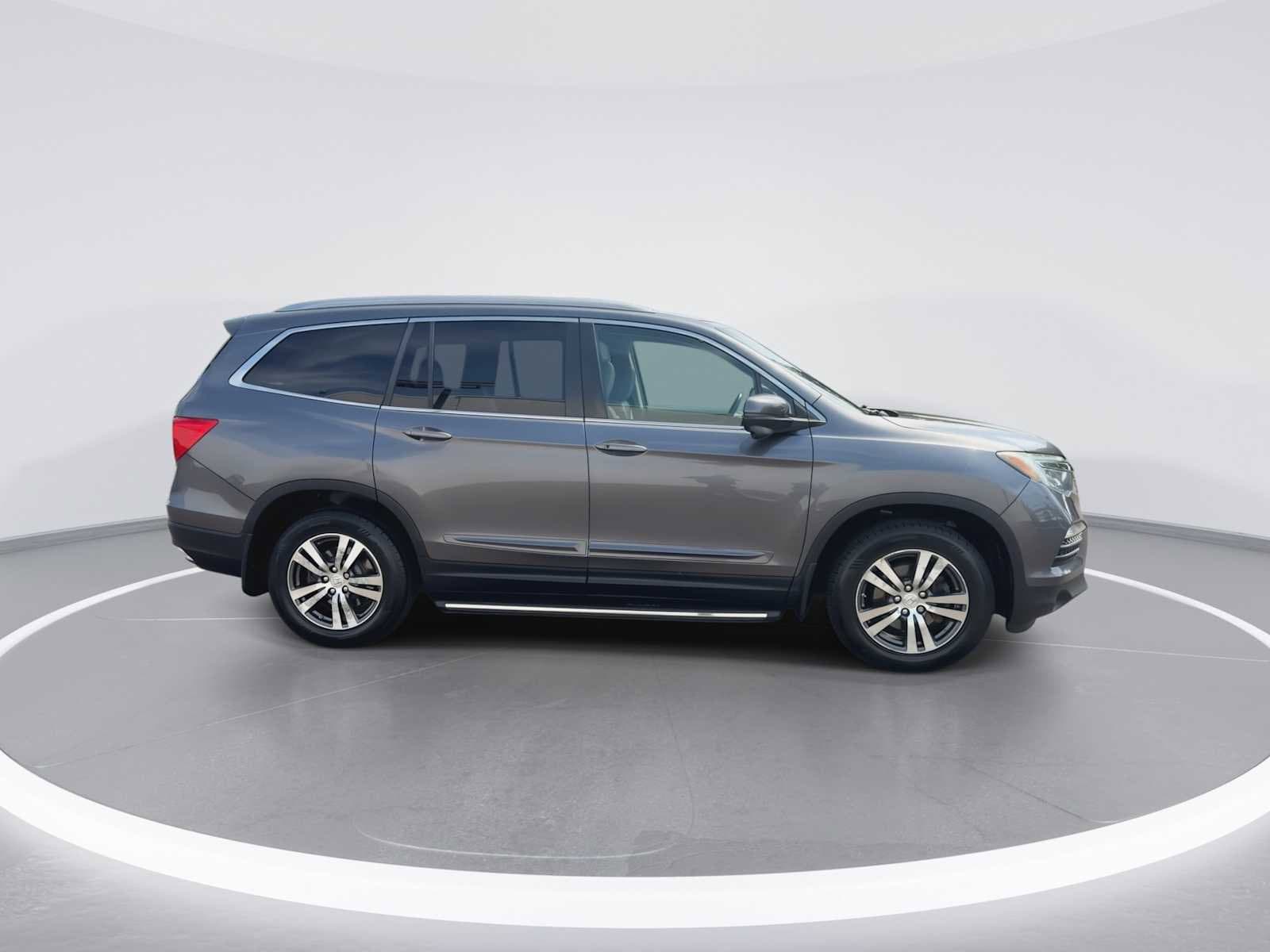 Thumbnail: 2017 Honda Pilot - 9