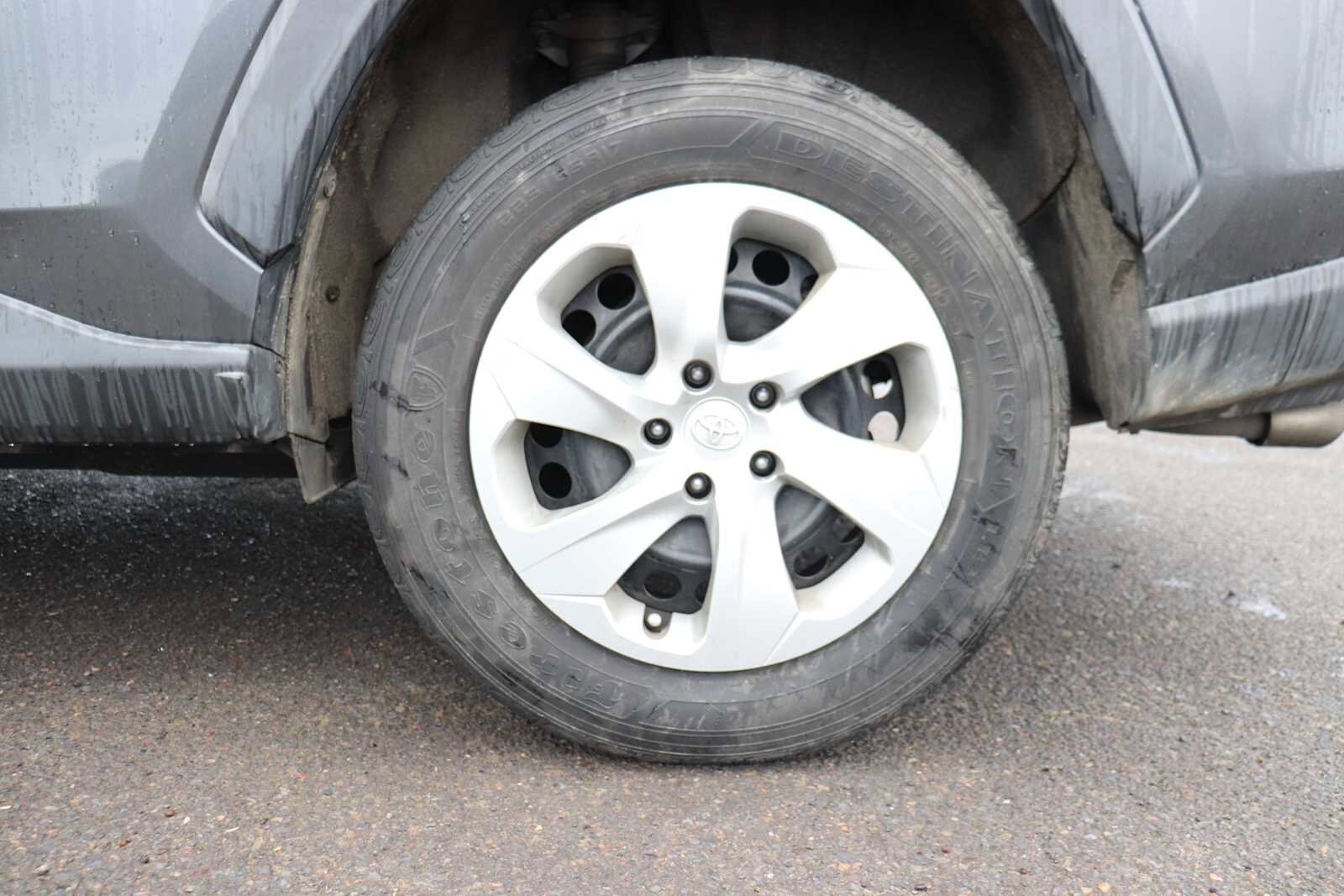 Thumbnail: 2019 Toyota RAV4 - 9