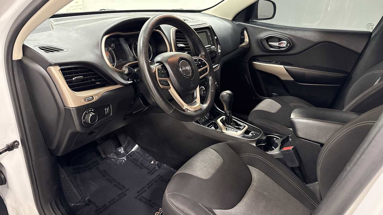 Thumbnail: 2017 Jeep Cherokee - 12