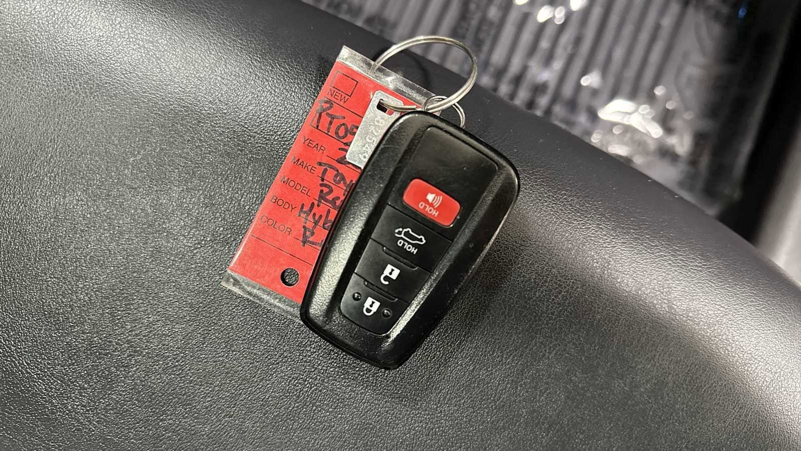 Thumbnail: 2021 Toyota RAV4 - 32