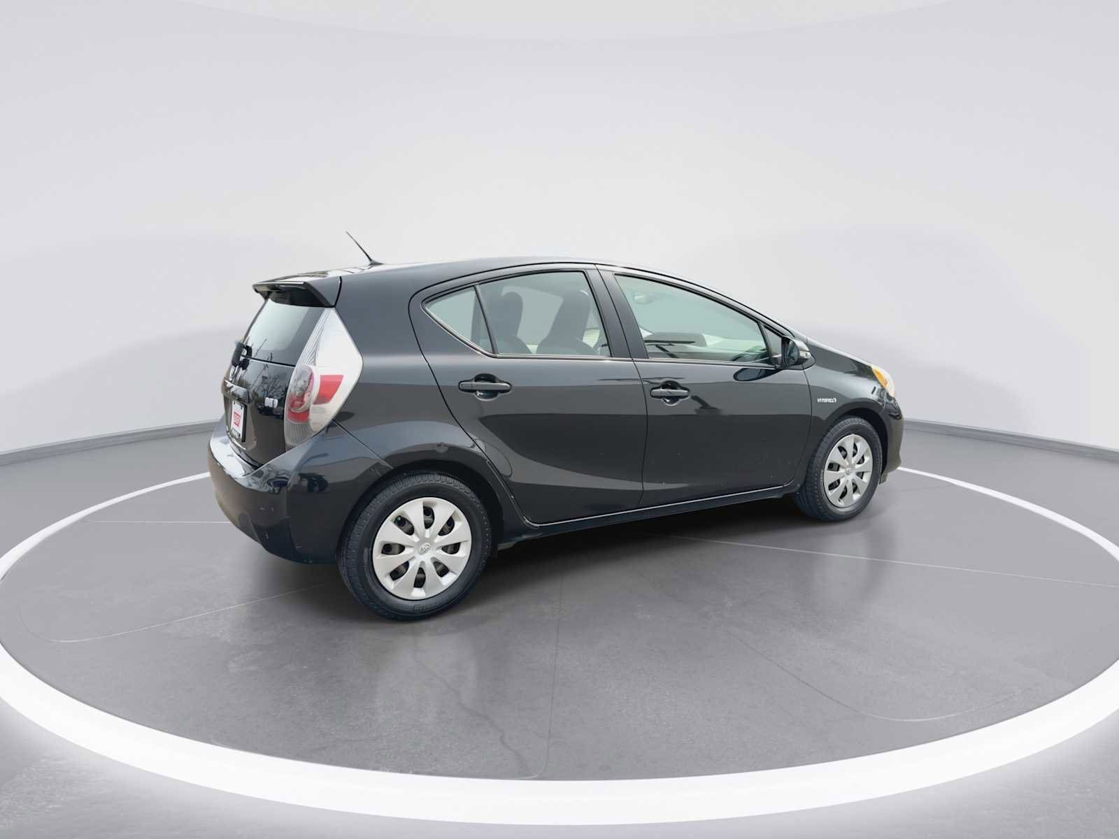 Thumbnail: 2014 Toyota Prius c - 8