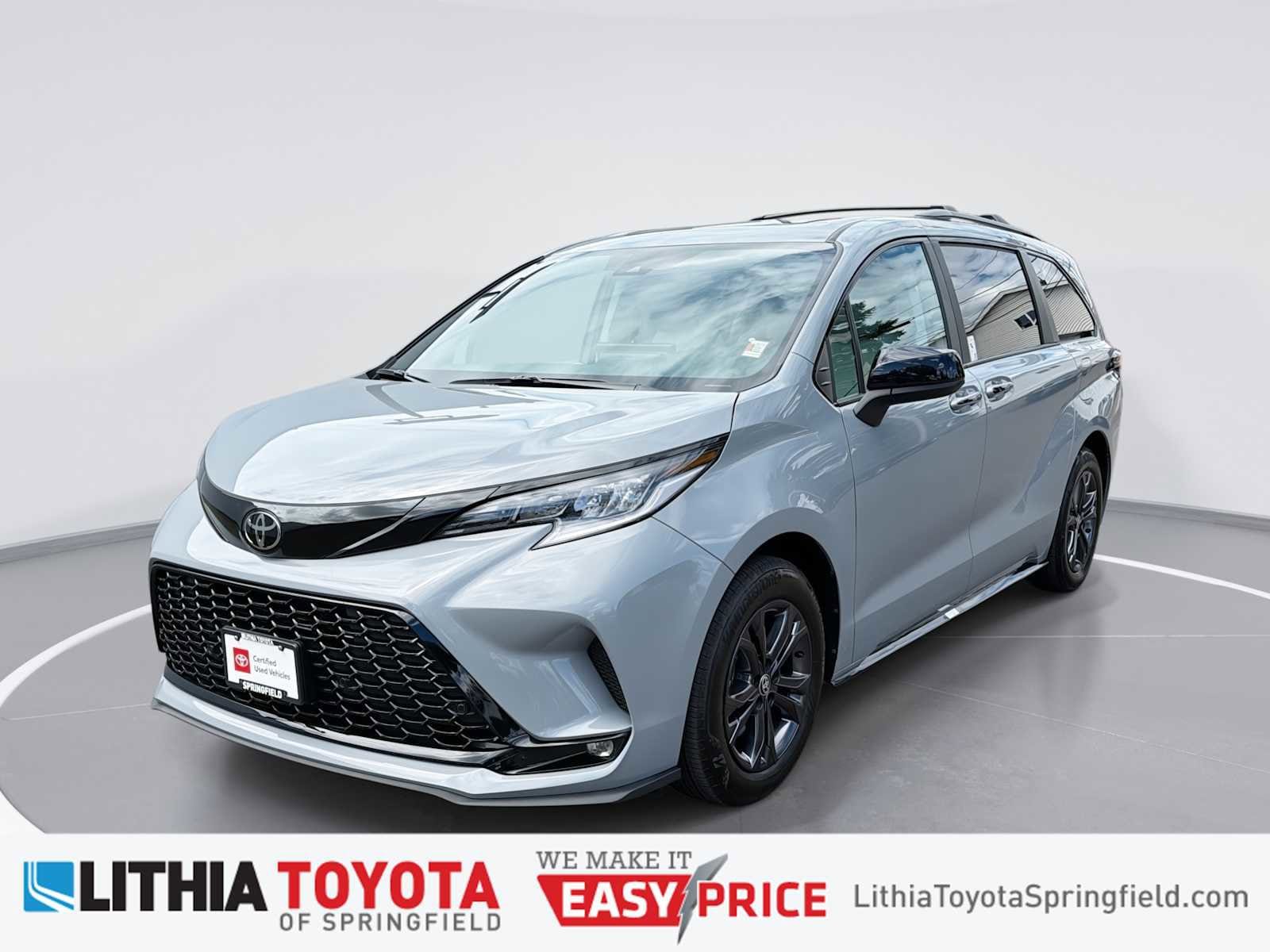 2026 Toyota Sienna XSE 7-Passenger Hybrid AWD's photo