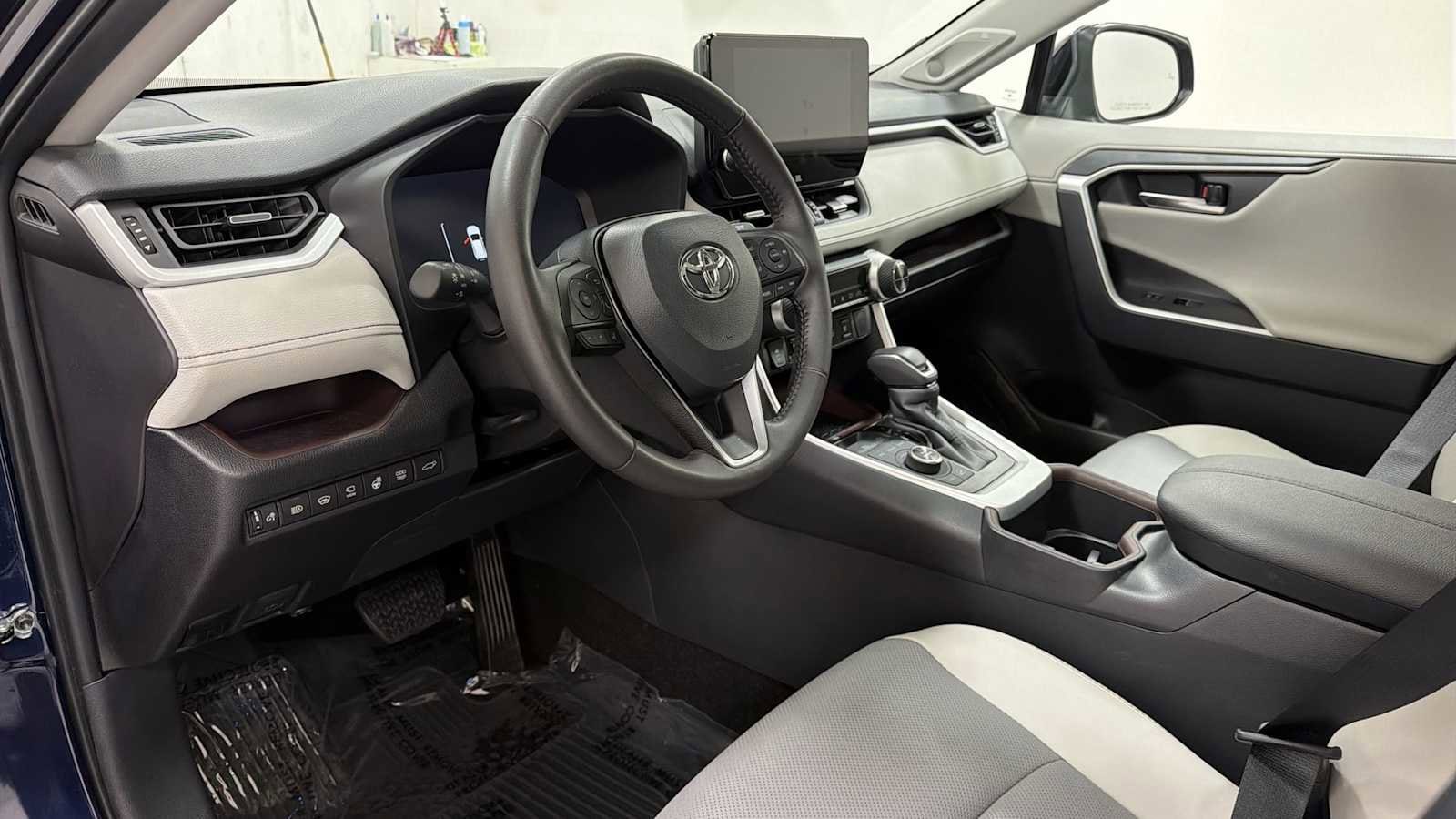 Thumbnail: 2025 Toyota RAV4 - 12