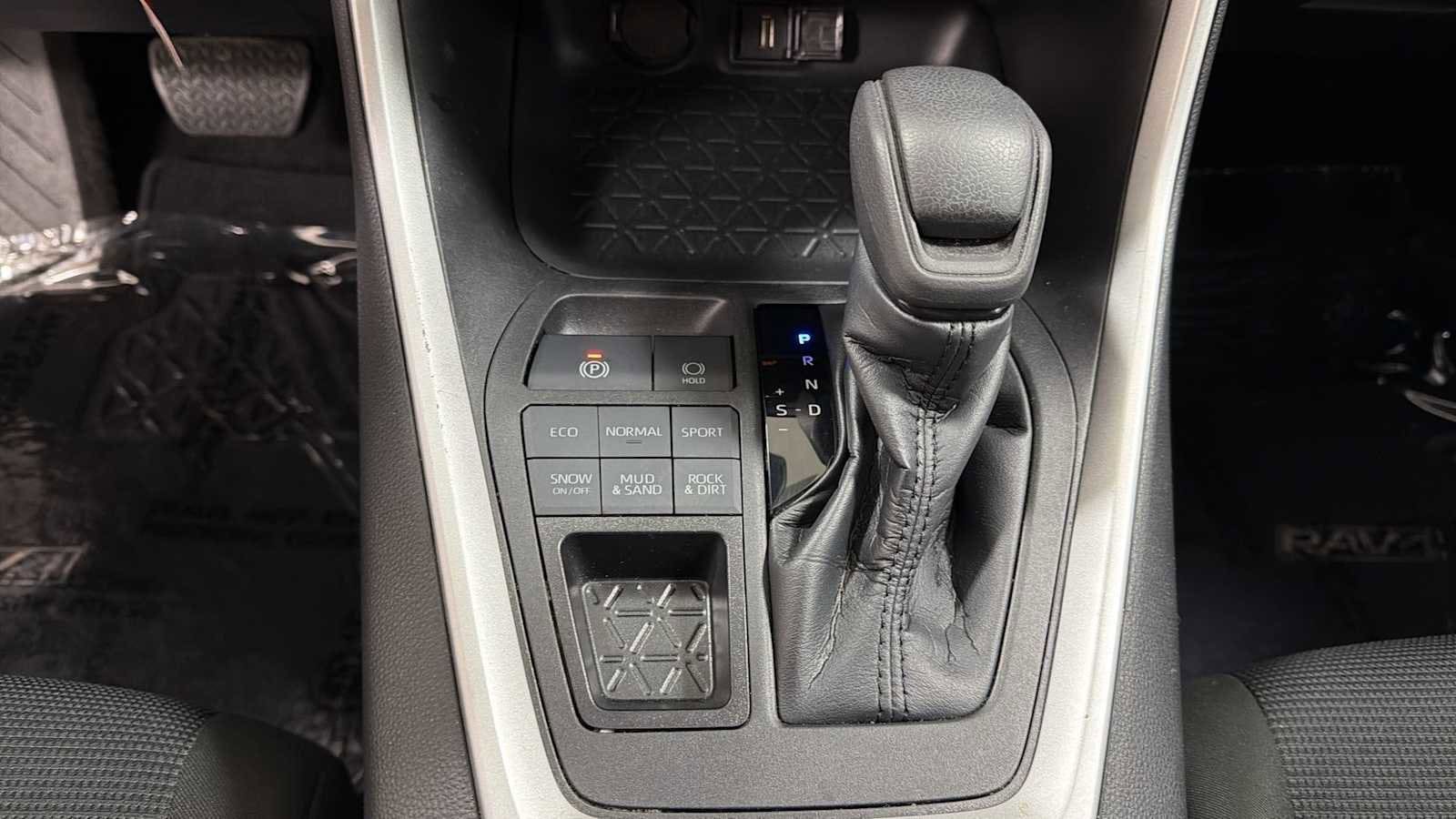 Thumbnail: 2022 Toyota RAV4 - 21