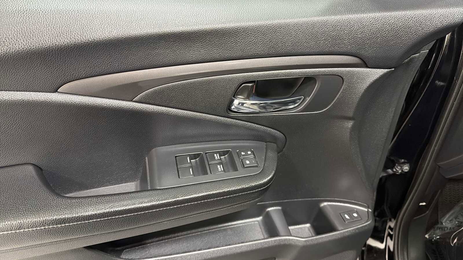 Thumbnail: 2017 Honda Pilot - 15