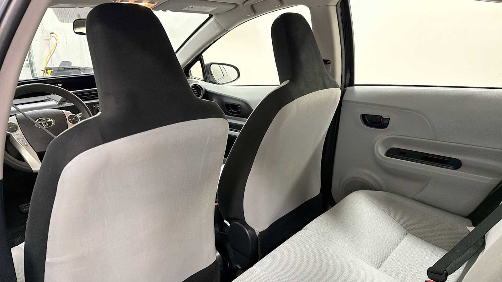 Thumbnail: 2014 Toyota Prius c - 23