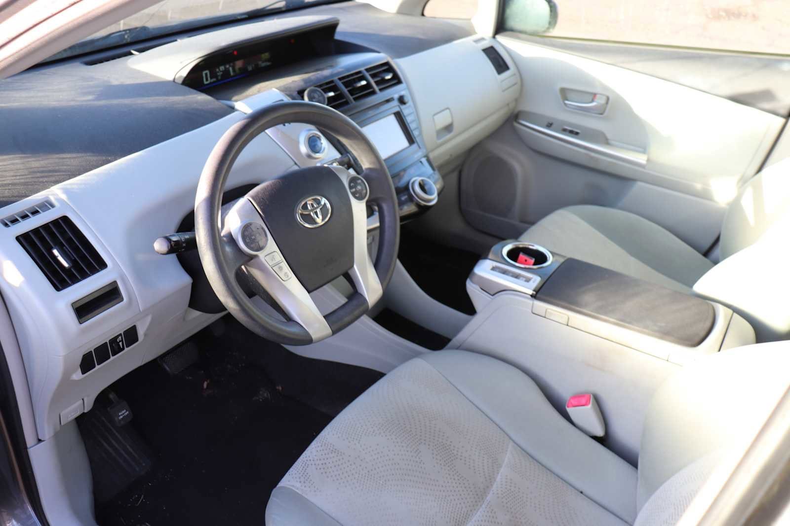 Thumbnail: 2012 Toyota Prius v - 10