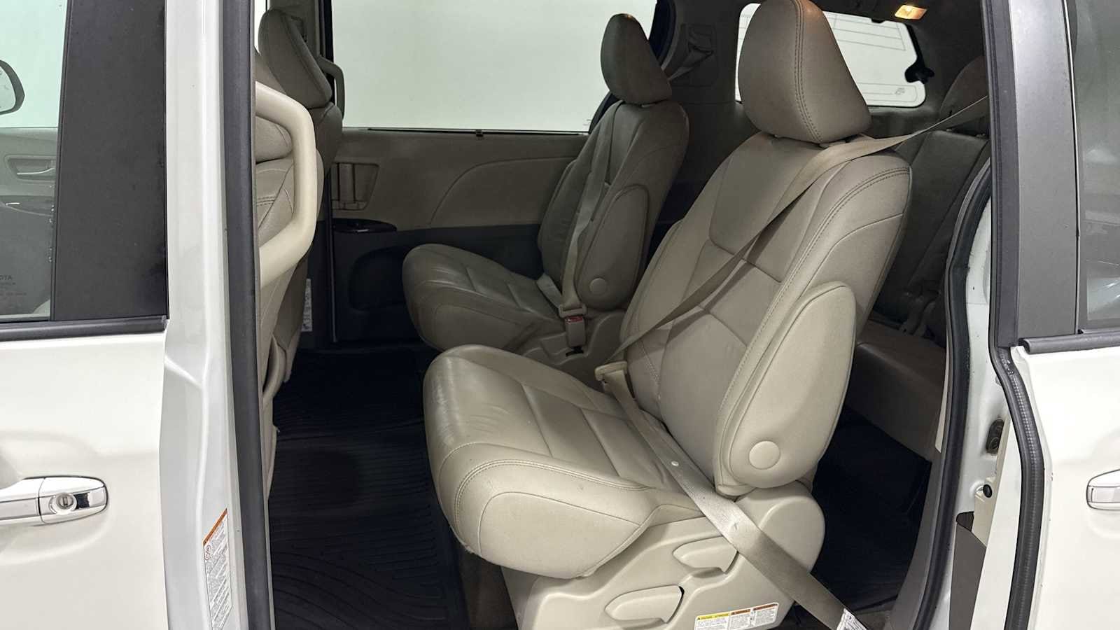 Thumbnail: 2017 Toyota Sienna - 25