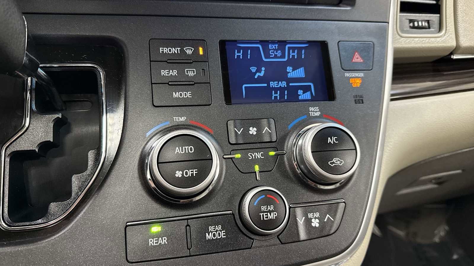 Thumbnail: 2017 Toyota Sienna - 21