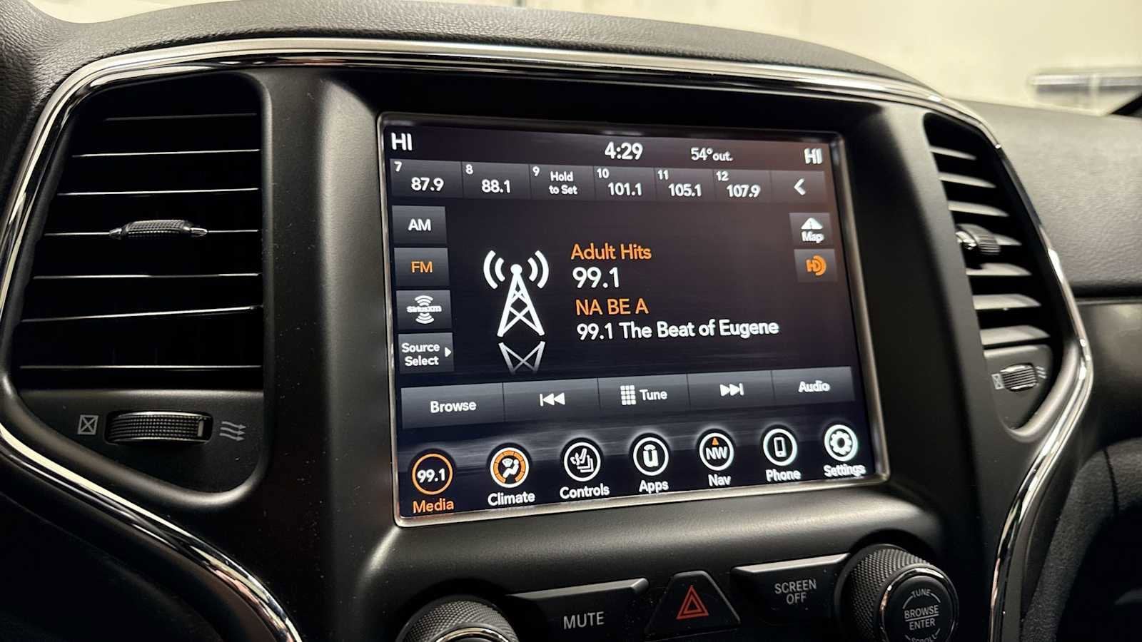 Thumbnail: 2018 Jeep Grand Cherokee - 18