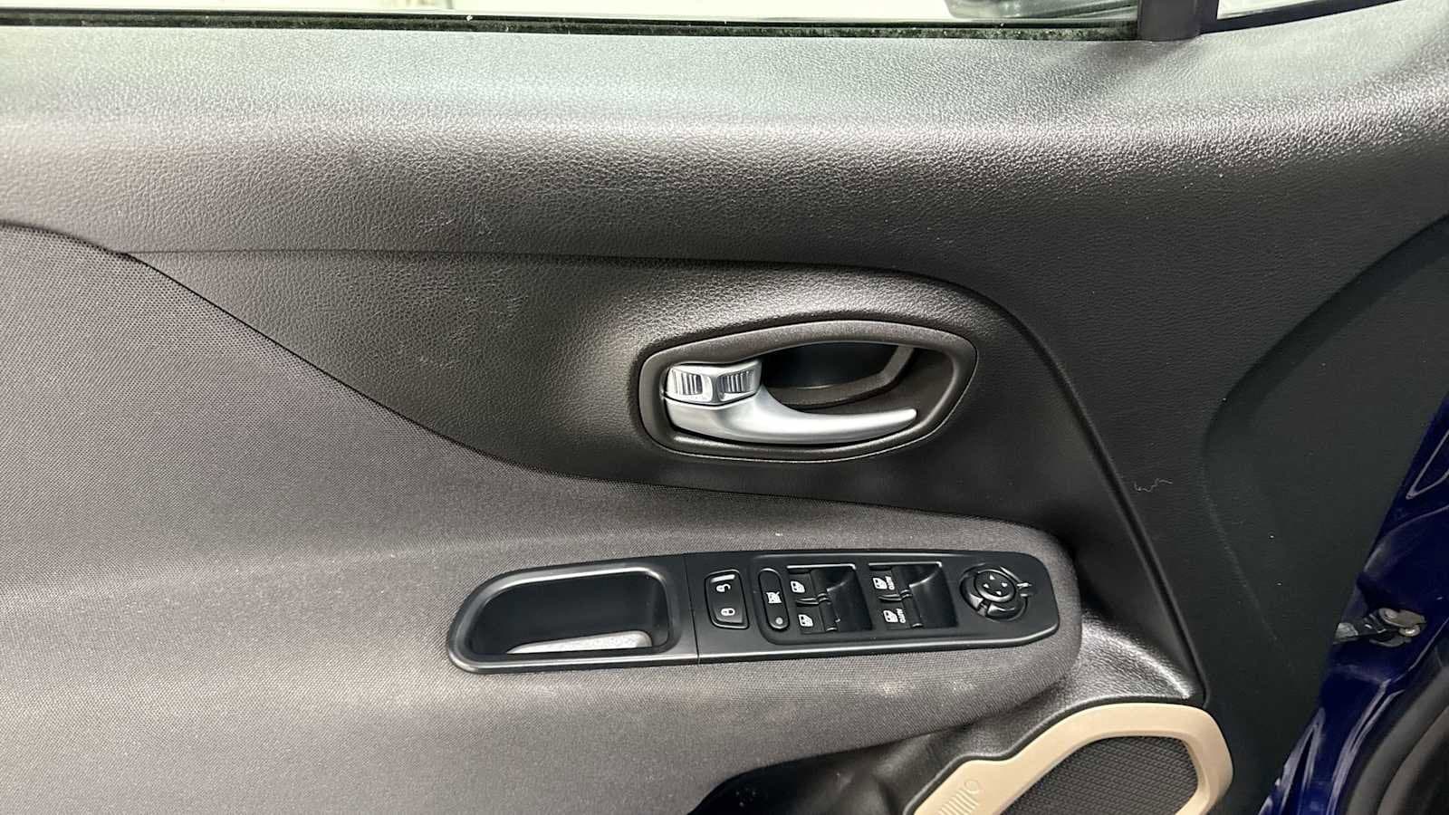 Thumbnail: 2016 Jeep Renegade - 15